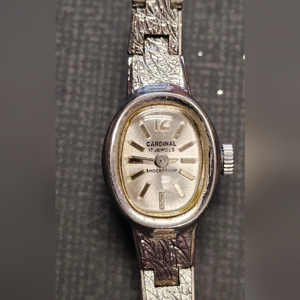 Vintage Wind Up Cardinal 17 Jewels Shockproof Ladies Watch